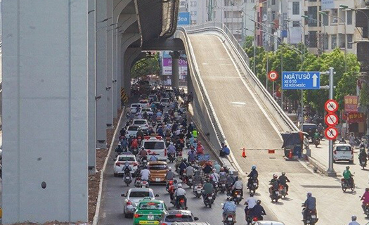 Đường vành đai 2 đoạn Minh Khai - Ngã tư Sở: Chưa thông đã tắc